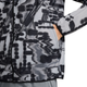 Nærbillede af en grå og sort mønstret, vandafvisende Nike Repel UV Protection løbejakke, Herre, Stealth, med en hånd i sidelommen.