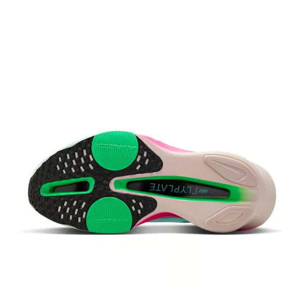 Nike Alphafly Next% 3 Dame i Glacier Blue/Black-Mint Foam-Green Shock har en sort og grøn gummiydersål, en hvid og pink mellemsål og "FLYTEPLATE", der er synlig gennem den gennemsigtige bue.
