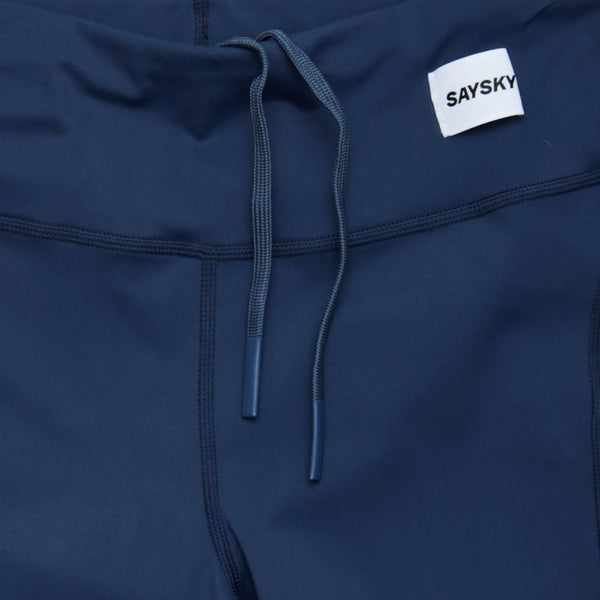 Nærbillede af Saysky W Motion+ Short Tights 9" til kvinder i blå med snøre, synlige syninger og et hvidt Saysky-mærke på linningen - ideel blå træningstøj til aktive dage.