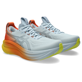 Et par Asics Gel-Nimbus 28 Herre i Sky/Sun Peach med overdel i mesh, orange hældetaljer, gul sål og en tyk, buet mellemsål.