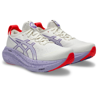 Et par Asics Gel-Nimbus 27 Tokyo løbesko dame i Cream/Edo Purple med lilla logoer og røde detaljer, med en åndbar overdel, tykke stødabsorberende såler og fremragende stødabsorbering for optimal komfort.