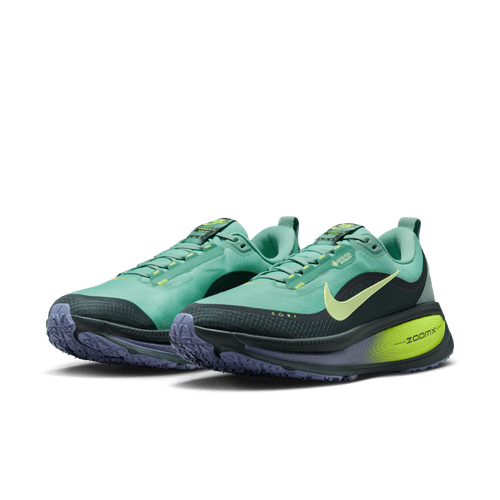 Et par Nike Vomero 18 Gore-Tex herre løbesko i Seaweed/Barely Volt-Cannon-Volt, med lysegrønne swooshes, sorte mellemsåler og lilla ydersåler med Nike ZoomX-skum, vist på en almindelig hvid baggrund.