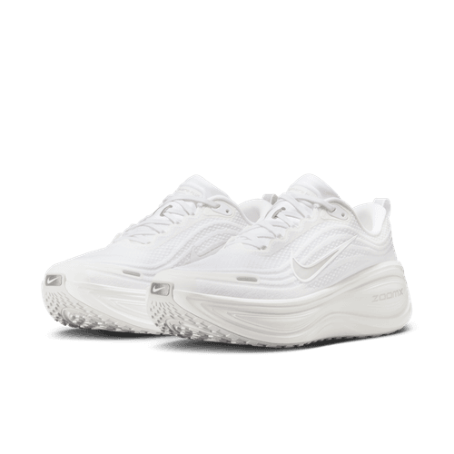 Et par Nike Vomero Plus løbesko til herrer i White/Summit White-Photon Dust med overdel i mesh, strukturerede såler for stødabsorbering og swoosh-logoer. Skoene står side om side på en almindelig hvid baggrund.