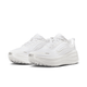 Et par Nike Vomero Plus løbesko til herrer i White/Summit White-Photon Dust med overdel i mesh, strukturerede såler for stødabsorbering og swoosh-logoer. Skoene står side om side på en almindelig hvid baggrund.