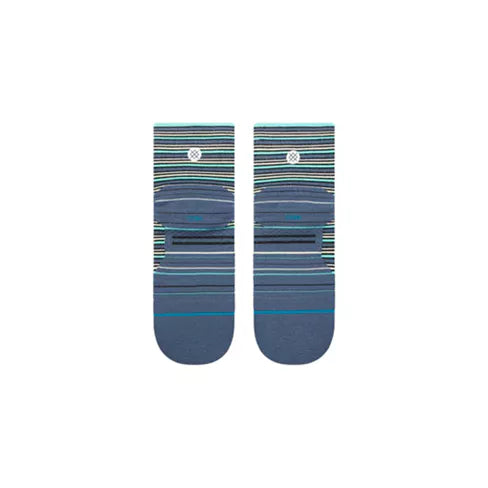 Et par Stance Earnie Light Quarter Socks, Unisex, Sea Blue, med mørkeblå såler og flerfarvede blå, grønne og hvide striber på overdelen, vises side om side på en hvid baggrund.