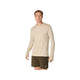 En mand bærer Asics Road Seamless LS Top, Herre, Cream, og mørkegrønne shorts med hvide Asics-logoer, mens han kigger fremad mod en hvid baggrund. Toppen er ideel som svedtransporterende træningstrøje.