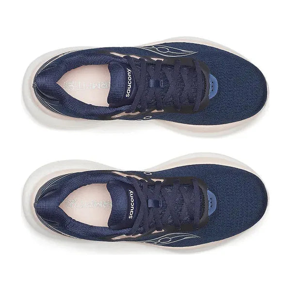Et par Saucony Triumph 23 Dame i Navy/Cameo vises fra oven med hvide såler og sorte snørebånd, der er placeret parallelt på en hvid baggrund for optimal komfort.