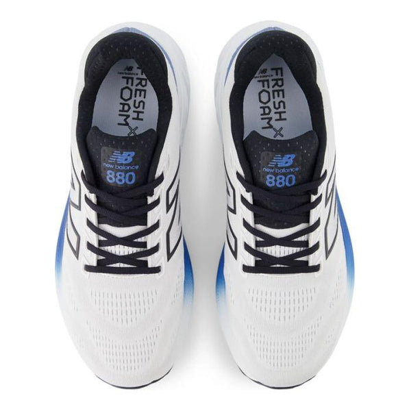 Topbillede af New Balance Freshfoam 880 V15 herre løbesko i hvid med sorte snørebånd, sorte detaljer og blå gradient-accenter ved tåen.