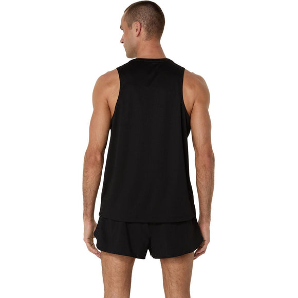 En mand med kort hår står med ryggen til kameraet mod en hvid baggrund, iført Asics Core Singlet, Herre, Performance Black og sorte shorts.