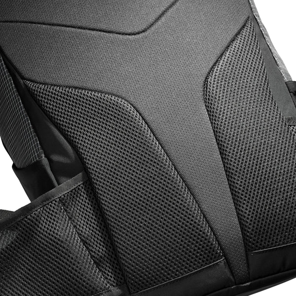 Nærbillede af Salomon Trailblazer 20 Commuter-rygsækken (Unisex, sort) med polstrede meshpaneler, syninger og tekstureret, åndbart, vandafvisende materiale på ryggen for komfort.