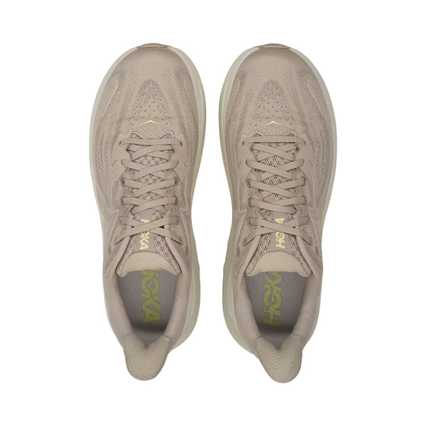 Et par Hoka Clifton 10 herre løbesko i Raw Linen/Stone ses oppefra med snørebånd, mesh-overdel og gul Hoka-logo på indersålen. De lette sko er placeret side om side på en hvid baggrund.