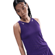 En kvinde med langt mørkt hår er iført en ærmeløs Nike AeroSwift Running Singlet til kvinder i Court Purple/White med Dri-FIT ADV-teknologi og et hvidt Nike-logo på brystet, vist på en almindelig hvid baggrund.