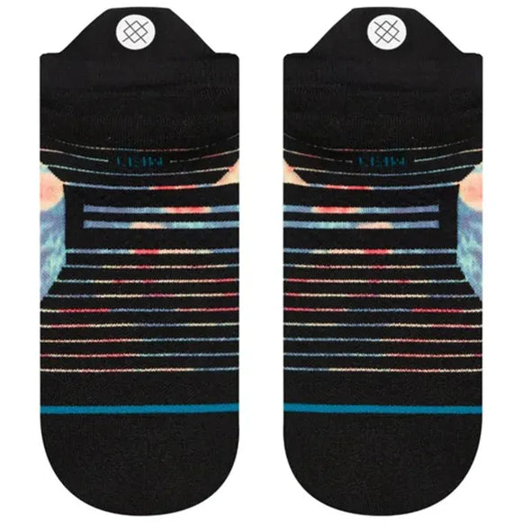 Stance Pop Light Tab Dame Black er træningsstrømper til kvinder med lav vrist, vandrette flerfarvede striber, et sort-hvidt cirkelformet logo nær åbningen og et åndbart design.