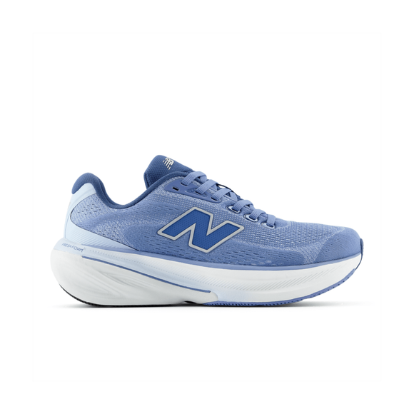 New Balance FreshFoam 860 v15 Dame løbesko i Fairweather Blue/Silver Metallic med overdel i mesh, hvid FreshFoam-sål og logo på siden, set fra venstre på en almindelig hvid baggrund.