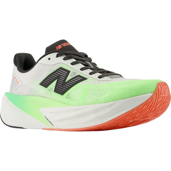 New Balance Fuelcell Rebel V5 Dame i White/Mint Flash EKIDEN har en hvid overdel, mintfarvede detaljer, sort logo, grøn og hvid mellemsål, orange ydersål samt sort pløs og snørebånd.