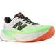 New Balance Fuelcell Rebel V5 Dame i White/Mint Flash EKIDEN har en hvid overdel, mintfarvede detaljer, sort logo, grøn og hvid mellemsål, orange ydersål samt sort pløs og snørebånd.