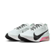 Nike Zoomx Vaporfly Next% 4 til kvinder i White/Black-Hyper Pink-Mint Foam har sorte swooshes, sorte snørebånd, ZoomX-skumdæmpning og en mellemsål med pink accent, vist mod en almindelig hvid baggrund.