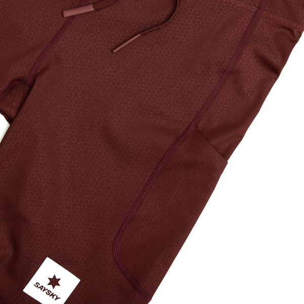 Nærbillede af Saysky Combat+ Short Tights 9" til mænd i rød med et diskret sekskantet mønster, sidelomme, snøre og et hvidt Saysky-mærke - perfekt til at sætte sammen med dine foretrukne løbetights til træning eller løb.