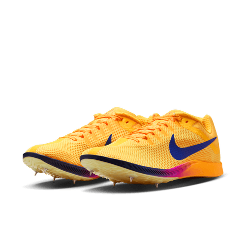 Et par Nike Zoom Rival Distance herre atletikspikes i Citron Pulse/Indigo Burst-Hyper Violet med mesh-overdel, blå swoosh, lysegule såler og metalpigger-perfekte løbesko til mellem- og langdistanceløb-vist på hvid baggrund.