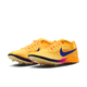 Et par Nike Zoom Rival Distance herre atletikspikes i Citron Pulse/Indigo Burst-Hyper Violet med mesh-overdel, blå swoosh, lysegule såler og metalpigger-perfekte løbesko til mellem- og langdistanceløb-vist på hvid baggrund.
