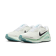 Et par Nike Structure 26 dame løbesko i White/Black-Barely Green-Mint Foam med sorte swooshes og ydersål i tekstureret gummi vises side om side på en hvid baggrund.