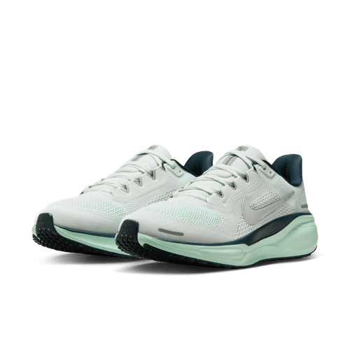 Et par Nike Pegasus 41 dame løbesko i Ghost Aqua/Metallic Silver-Mint Foam er placeret side om side på en hvid baggrund og har responsiv React-skum for optimal komfort.