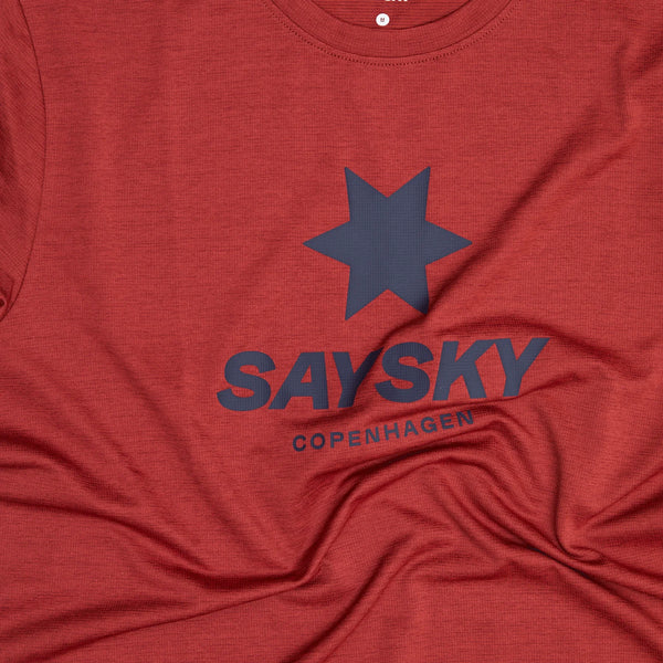 Saysky Logo Combat Pro T-shirt, Herre, Red har en fed navy-stjerne over SAYSKY med COPENHAGEN under, og har en atletisk pasform for komfort på hver løbetur.