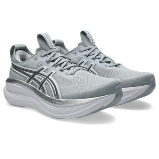 Et par Asics Gel-Nimbus 28, Herre, Piedmont Grey/Pure Silver "Atc" løbesko med hvide mellemsåler og mørkegrå logoer er vist forfra på en almindelig hvid baggrund.