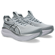 Et par Asics Gel-Nimbus 28, Herre, Piedmont Grey/Pure Silver "Atc" løbesko med hvide mellemsåler og mørkegrå logoer er vist forfra på en almindelig hvid baggrund.