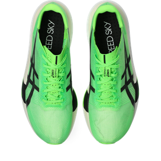 Topbillede af et par Asics Metaspeed Sky Tokyo unisex løbesko i Green Gecko/Black med "SPEED SKY"-tekst på indersålerne - carbonplade løbesko designet til maksimal løbepræstation.
