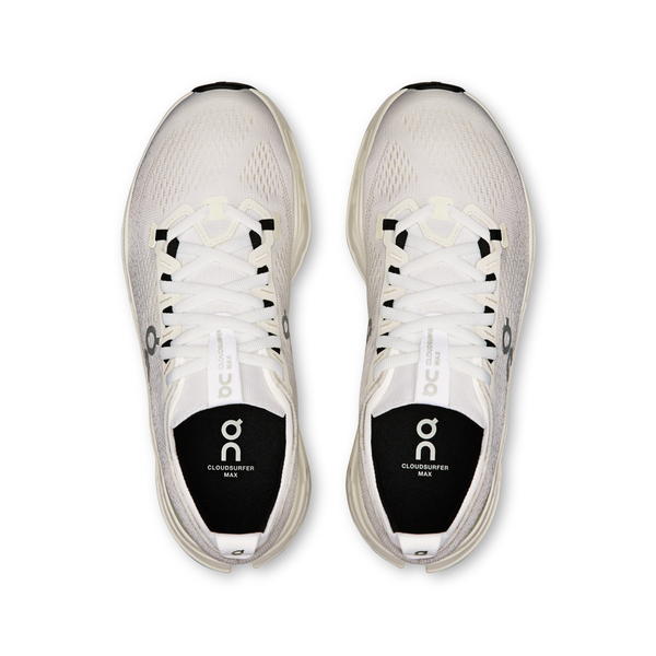 Et par On Cloudsurfer Max Dame løbesko i Asphalt/Ice, vist ovenfra på en hvid baggrund. Disse sneakers har overdel i mesh, hvide snørebånd og sorte indlægssåler mærket "Cloudsurfer Max".
