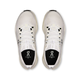 Et par On Cloudsurfer Max Dame løbesko i Asphalt/Ice, vist ovenfra på en hvid baggrund. Disse sneakers har overdel i mesh, hvide snørebånd og sorte indlægssåler mærket "Cloudsurfer Max".