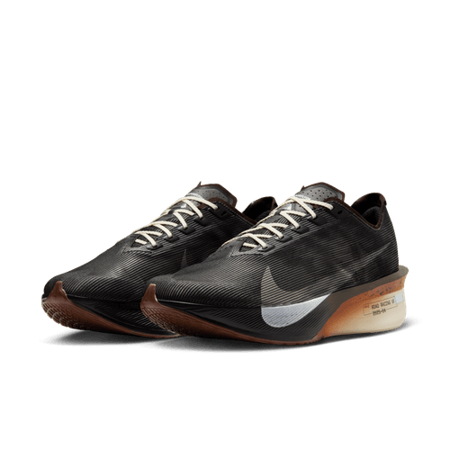 Et par Nike ZoomX Vaporfly Next% 4 til mænd i Velvet Brown/Soft Pearl-Black med hvide snørebånd, dristige swooshes i siden og tykke brunfarvede såler. Skoene er designet til maratonløbere og vises side om side, lidt mod højre.