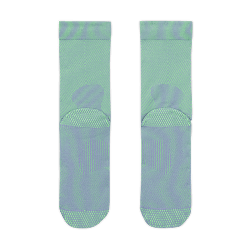 Et par Nike Fast Lightweight Crew-strømper, unisex, i Iron Purple og Voltage Green, vist fladt side om side på en hvid baggrund - ideelle til at kombinere med din let løbe T-shirt for et stilfuldt træningslook.