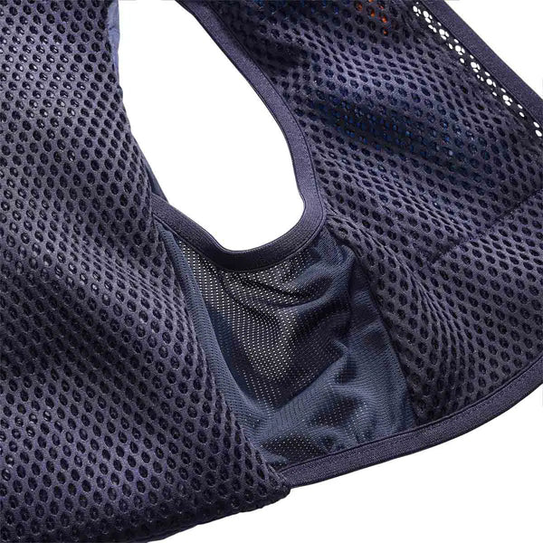 Nærbillede af Salomon Active Skin 4 Set (Unisex) i Maritime Blue/Astral Aura/Haute Red, der fremhæver netstoffet, det store ærmegab og de detaljerede syninger.