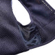 Nærbillede af Salomon Active Skin 4 Set (Unisex) i Maritime Blue/Astral Aura/Haute Red, der fremhæver netstoffet, det store ærmegab og de detaljerede syninger.