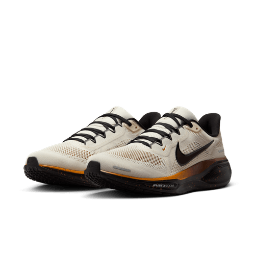 Et par Nike Pegasus 41 Herre løbesko i Soft Pearl/Velvet Brown-Desert Ochre, med sort swoosh, sorte snørebånd, en synlig Air Zoom-sål med orange detaljer og responsiv ReactX-skum. Placeret side om side på en hvid baggrund.