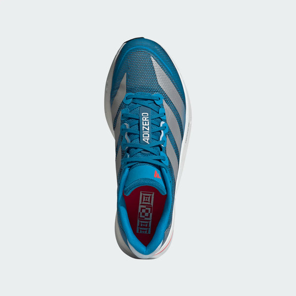 Et top-down billede af Adidas Adizero Boston 13, Herre løbesko i Solblu/Silvmt/Dksobl, med hvide og grå accenter, "ADIZERO" tekst på tungen og røde indre detaljer - designet til komfort og hastighed.