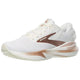 Brooks Adrenaline GTS 24 løbesko dame i Coconut/Rose Gold/White har en overdel i mesh, lys beige sål og bronzefarvede detaljer med Brooks-logoet. Denne stabilitetssko er fotograferet på en hvid baggrund.