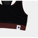 Et nærbillede af Saysky W Logo Combat Sports Bra til kvinder i rød og sort med et hvidt mærke med en sort stjerne på det rødbrune bånd og et lille mærke i siden. Racerback-designet er ideelt til højintensiv træning. Baggrunden er almindelig hvid.