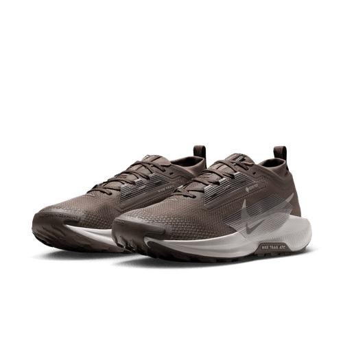 Et par Nike Pegasus Trail 5 Gore-Tex herre løbesko i Ironstone/College Grey-Velvet Brown med hvide såler og overdel i mesh, vist side om side på en almindelig hvid baggrund.