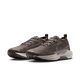 Et par Nike Pegasus Trail 5 Gore-Tex herre løbesko i Ironstone/College Grey-Velvet Brown med hvide såler og overdel i mesh, vist side om side på en almindelig hvid baggrund.