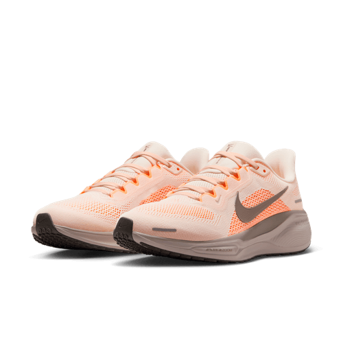 Et par Nike Pegasus 41 løbesko dame i Guava Ice/Cave Stone-Orange Pulse-Malt med orange accenter og sorte swooshes, med React-skum mellemsåler, vist på en hvid baggrund.
