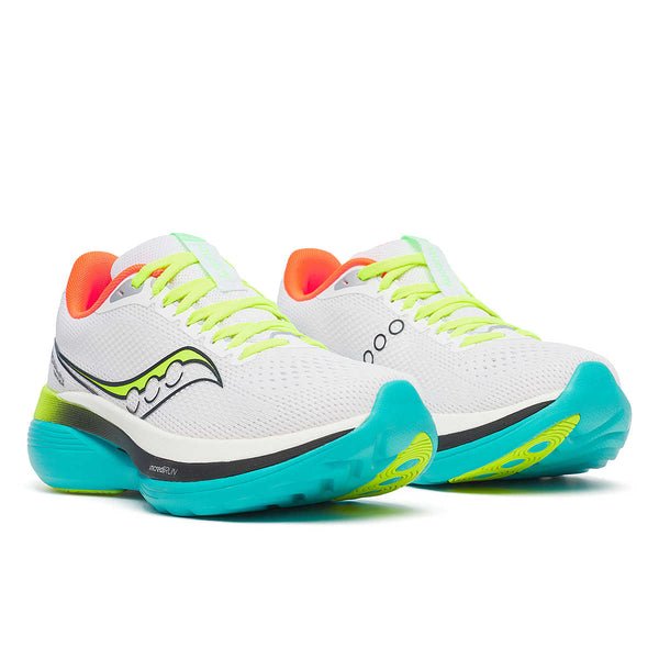 Saucony Endorphin Trainer Dame i White/Mutant er hvide atletiske løbesko med neongrønne snørebånd, blågrønne såler, orange detaljer på indersiden af hælen og sorte og sølvfarvede sidedetaljer.