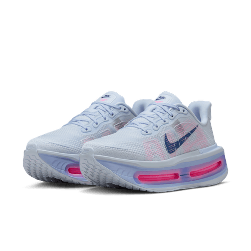 Et par Nike Vomero Premium dame i Blue Tint/Deep Royal Blue-Aluminium med mesh-overdel, marineblå swooshes og tykke hvide ZoomX-skumsåler med synlige pink luftpuder, vist side om side på en almindelig hvid baggrund.