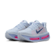Et par Nike Vomero Premium dame i Blue Tint/Deep Royal Blue-Aluminium med mesh-overdel, marineblå swooshes og tykke hvide ZoomX-skumsåler med synlige pink luftpuder, vist side om side på en almindelig hvid baggrund.