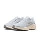 Et par Nike Pegasus 41 ESS Dame løbesko i White/White-Chalk-Sea Glass med overdel i mesh, snørelukning, beige mellemsåler og mørkegrå ydersåler, vist på en almindelig hvid baggrund.