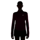 En silhuet af en person iført en Nike Swift Half Zip-løbetrøje, Dame, True Berry/Reflective Silver, samt shorts.