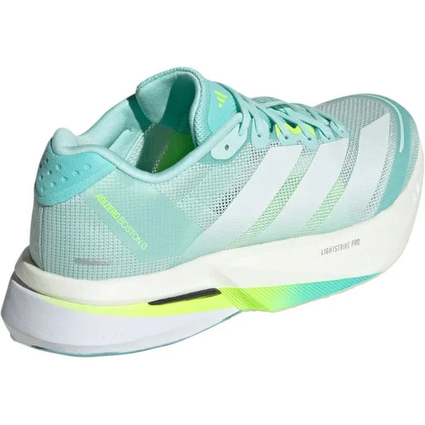 Adidas Adizero Boston 13 Dame i Seflaq/Zeromt/Luclem har en overdel i mesh, lime-accenter og en støddæmpende sål - perfekt til løbere, der søger komfort og levende stil. Et topvalg fra Adidas til kvinder.