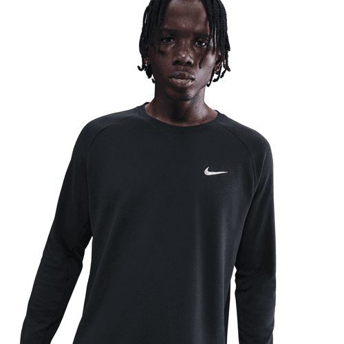 En mand er iført Nike Dri-FIT Running Waffle Crew, Herre, Black/Reflective Silv med et hvidt logo på brystet og står på en almindelig hvid baggrund.